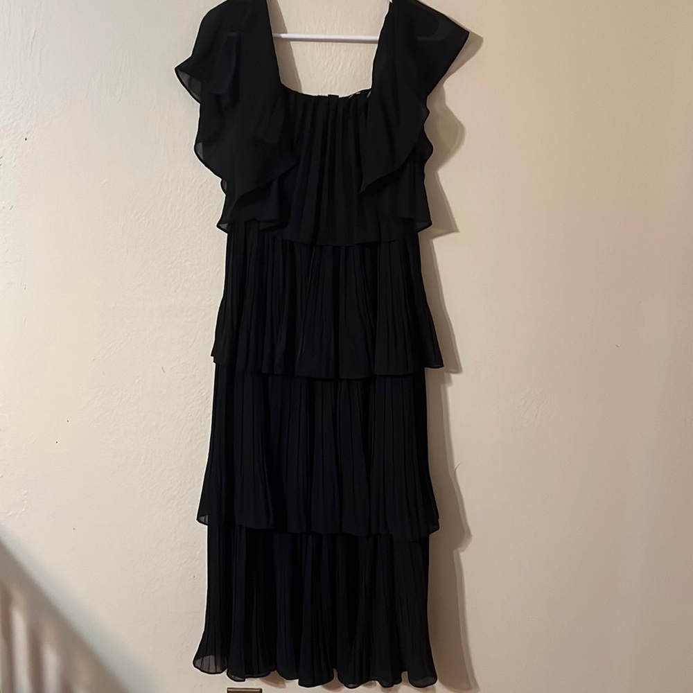 BLACK MIDI PLEATED DRESS